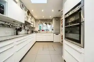 8 Silverton Road, photo 4