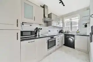 8 Thorpe Close, photo 2