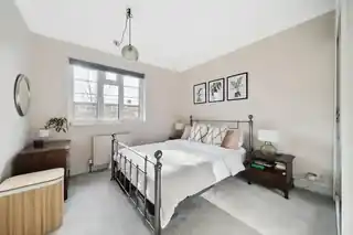 8 Thorpe Close, photo 4