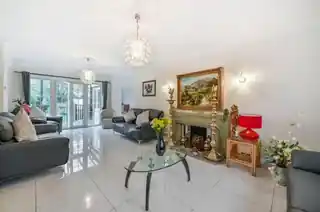 8 Woodlands Avenue, photo 2