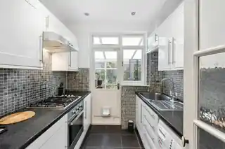 80 Cavendish Drive, photo 4