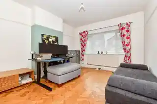 80 Green Wrythe Lane, photo 2