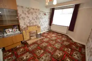 80 Roxeth Green Avenue, photo 2