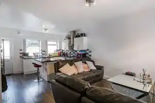 80 Warwick Crescent, photo 3