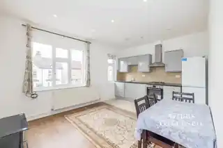 80A High Street, photo 3