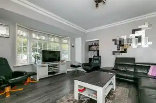 81 Garden Avenue, photo 2