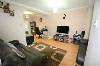 81 Hounslow Road, photo 2