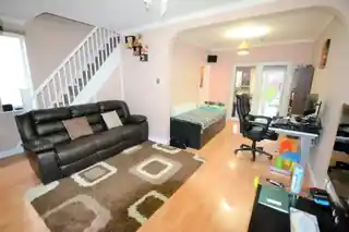 81 Hounslow Road, photo 3