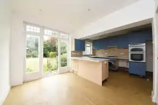 81 Manor Drive, photo 3