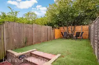 82 Firs Avenue, photo 3