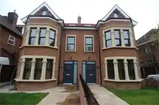82B Aldersbrook Road, photo 2