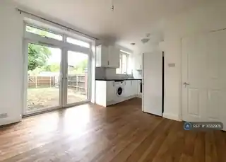 83 Cleveley Crescent, photo 3