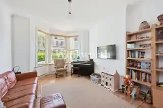 83 Falkland Road, photo 4