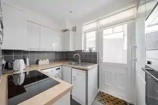83 Little Heath Road, photo 3