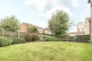 83 Sterling Gardens, photo 3
