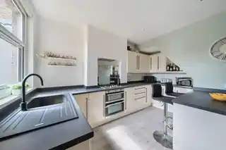 83 Studley Grange Road, photo 2