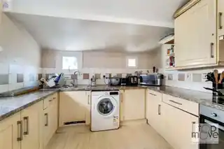 84 Holmesdale Road, photo 4
