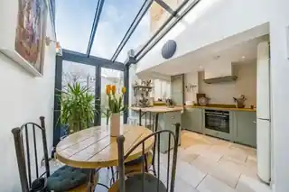 84 Latchmere Road, photo 2