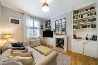 84 Latchmere Road, photo 3