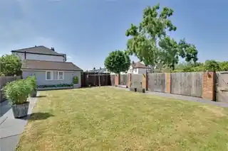 84 Thornsbeach Road, photo 3