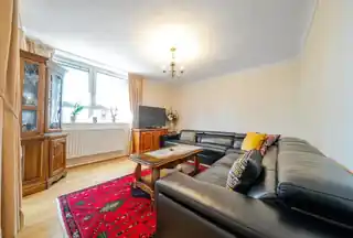 84 Winterfold Close, photo 3