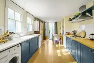 84 Wroughton Road, photo 3