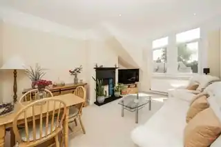 84C Chichele Road, photo 2