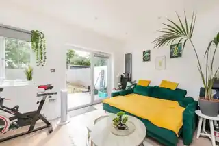 8A Manchester Road, photo 3