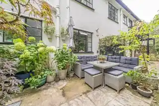 9 Conifers Close, photo 4
