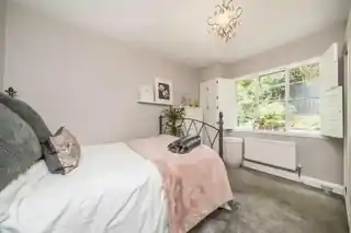 9 Conifers Close, photo 3