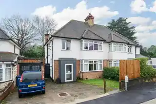 9 Edgwarebury Gardens, photo 2