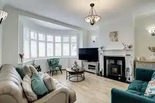 9 Firs Park Avenue, photo 3