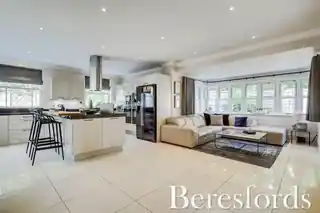 9 Latham Place, photo 3