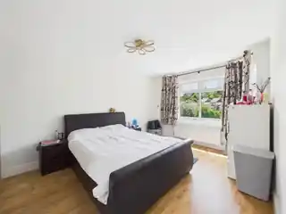 9 Mead Way, photo 4
