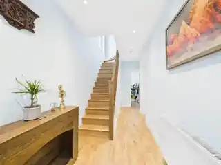 9 Mead Way, photo 2