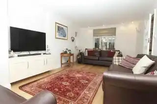 9 Mead Way, photo 4