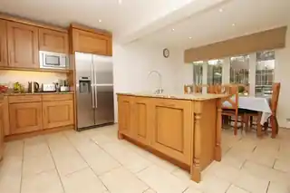 9 Mead Way, photo 3