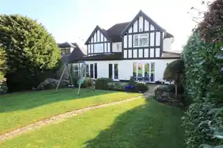 9 Mead Way, photo 2