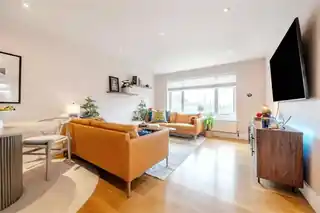 9 Tippetts Close, photo 2