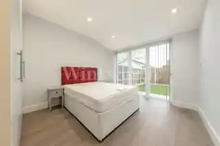 91 The Vale, photo 4