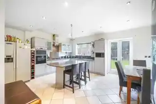 92 Cavendish Gardens, photo 3