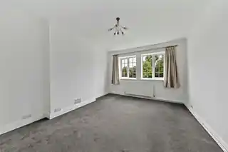 92, Gloucester Court, Kew Road, photo 3