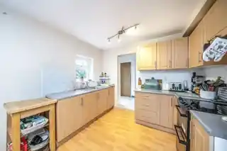 92 Grandison Road, photo 3
