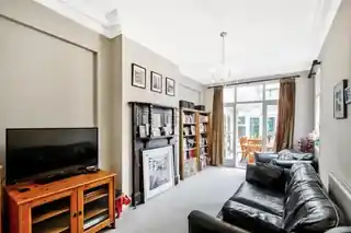 92 Harpenden Road, photo 3