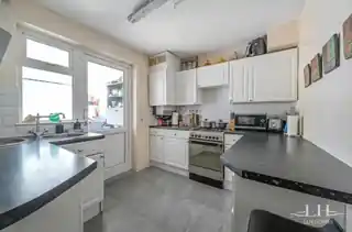 96 Lymington Road, photo 3