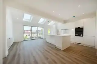 97 Bramshot Avenue, photo 2