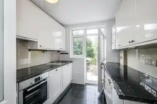 98 Onslow Gardens, photo 3